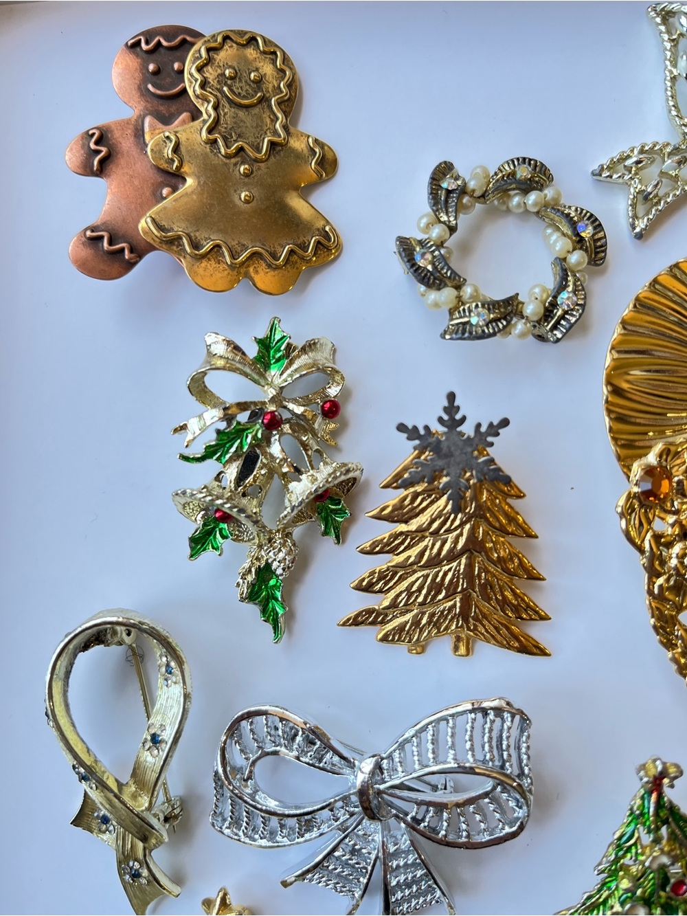 Christmas Holiday Brooch lot of 21 pcs mixed designer gold silver toned jewelry - Picture 4 of 13